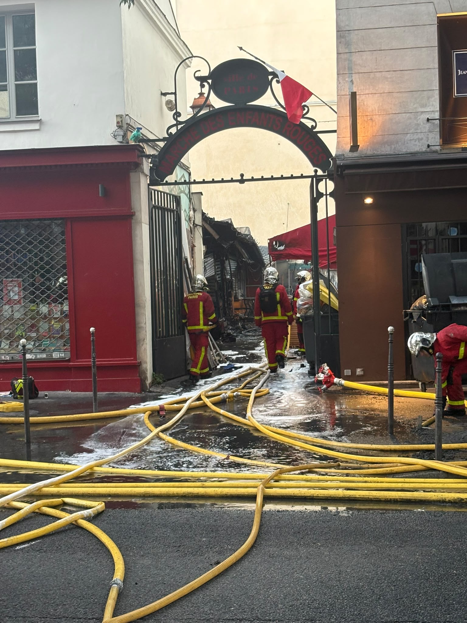 L'incendie du Marché des Enfants rouges. Photo Alban Giraud