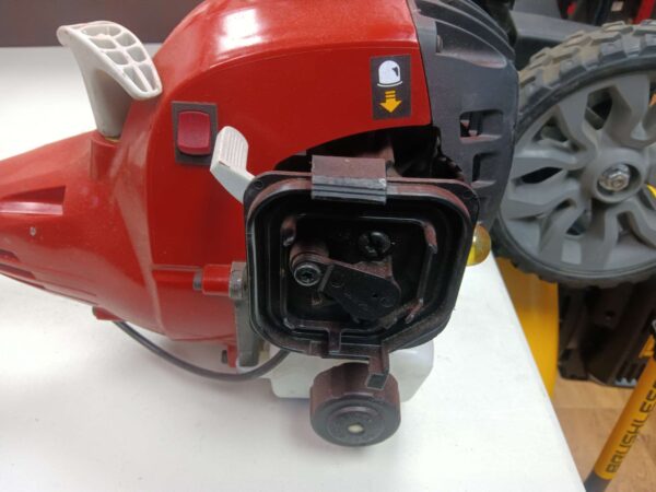 ***MISSING FILTER AND CAP***REFER TO PICTURES*** 2-Stroke 26 cc Straight Shaft Gas Trimmer | EZ Auction