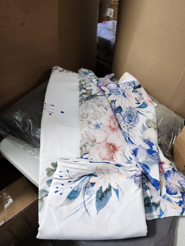 *** SIMILAR TO THE PICTURE ***Bed in a Bag Queen Floral Comforter Set Botanical Flower Printed on Light Blue Bedding Set, Soft Lightweight Comforter with Sheet Set for All Season (Light Blue, Queen) | EZ Auction