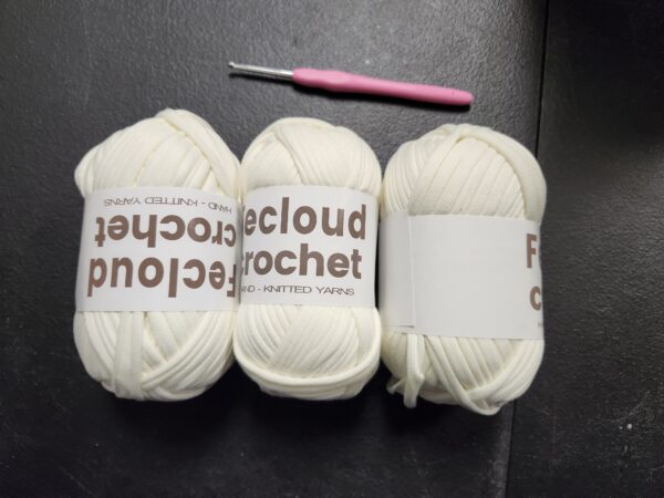 3x55g Easy Yarn for Crocheting and Knitting Easy-to-See Stitches for Beginners Worsted Medium #4 Yarn Cotton Nylon Blend White 3x56m(61yds) | EZ Auction