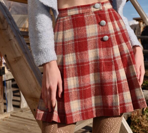 ***Size Medium***Rosey Christmas Cottage Skirt | EZ Auction
