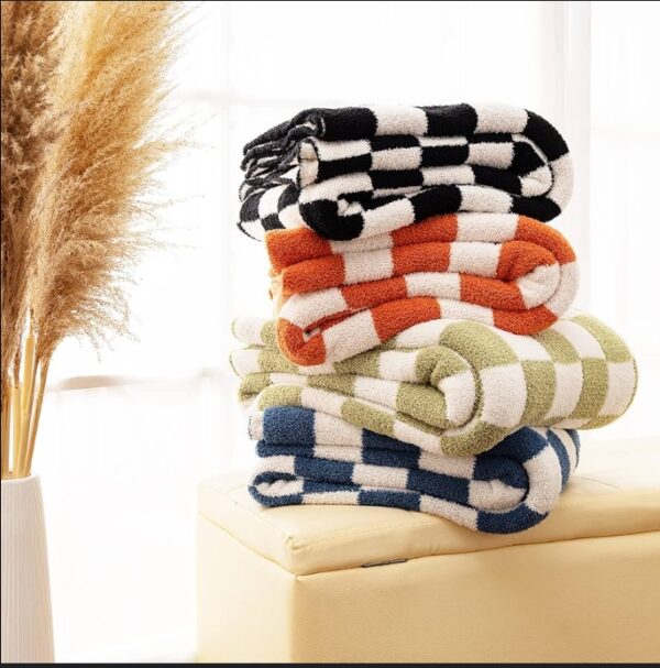 White with gray Quinn Sus chenille blanket with chess grid IN DIFFERENT SIZES | EZ Auction