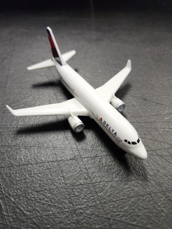 *** BACK WING BROKEN***Daron Worldwide Trading Delta A350 Single Plane Airline Single Plane, White | EZ Auction