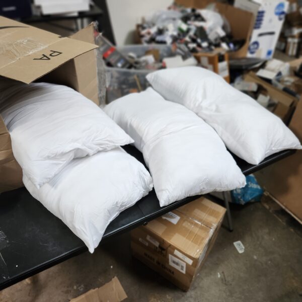 *** USED *** 4 Pack Deluxe Zippered Vinyl Pillow Covers - Waterproof Protectors for Longer Lasting Pillows. Standard Size 21"x27". Ideal for Home, Hotel and Hospital use. | EZ Auction