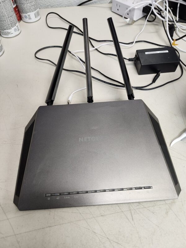 ***MINOR USE BUT IN GREAT CONDITION***NETGEAR Nighthawk Smart Wi-Fi Router (R7000) - AC1900 Wireless Speed (Up to 1900 Mbps) | Up to 1800 Sq Ft Coverage & 30 Devices | 4 x 1G Ethernet and 2 USB ports | Armor Security | EZ Auction