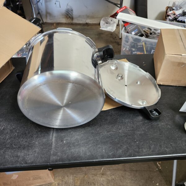 *** USED *** Mirro - 7114000221 Mirro 92122A Polished Aluminum 5 / 10 / 15-PSI Pressure Cooker / Canner Cookware, 22-Quart, Silver | EZ Auction