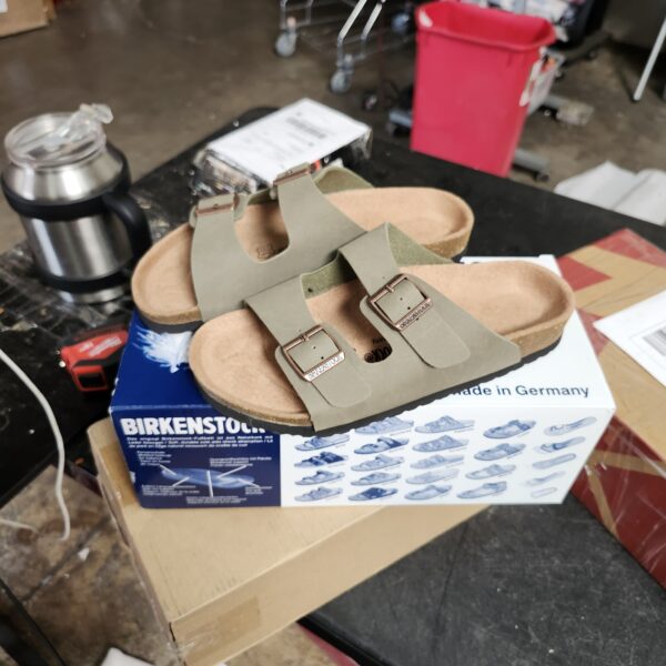 *** SIZE 8 *** Birkenstock Women's Arizona Sandal | EZ Auction