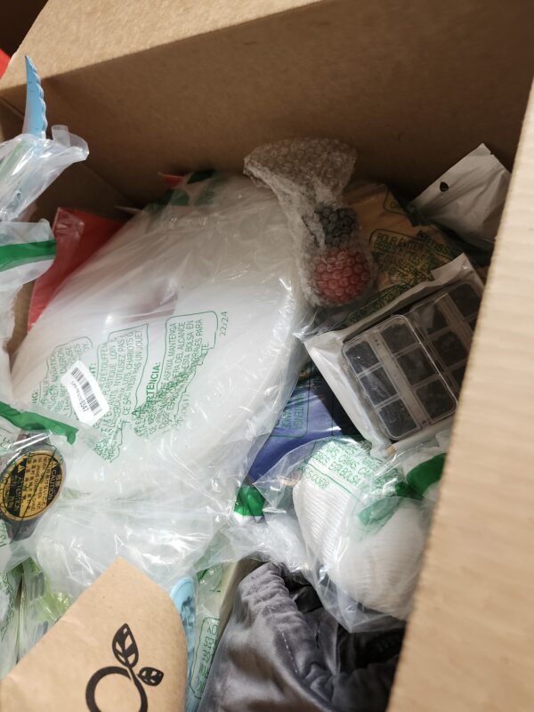 BOX OF MISCELANOUS WITH 35 ITEMS | EZ Auction