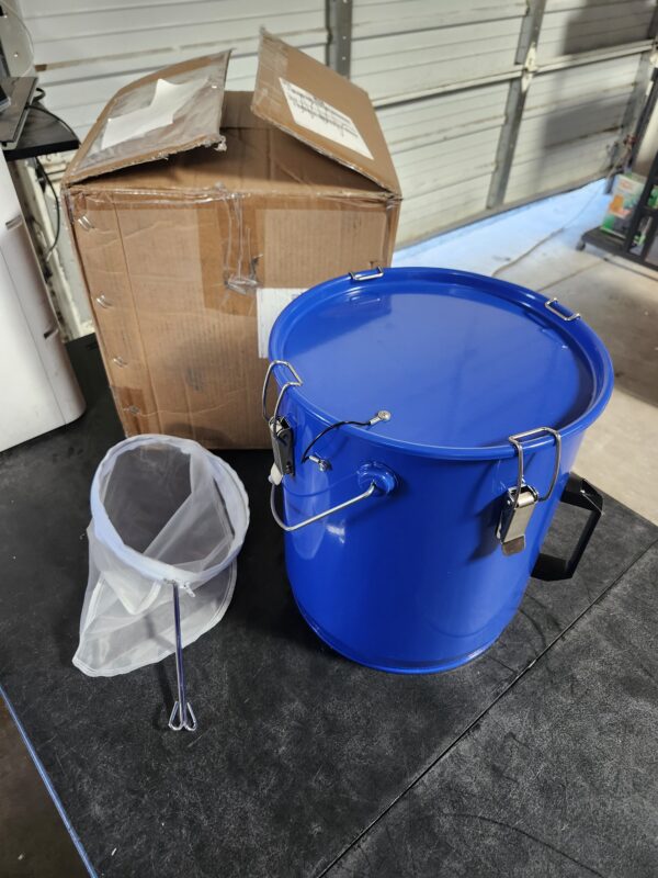 6 Gal Fryer Grease Bucket, Fryer Oil Transport Bucket with Lid, Steel Oil Disposal Caddy with Anti-Rust Coating, Handle, Lock Clips for Oil Transport Hot Cooking Oil Filtering | EZ Auction