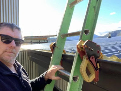 Lock Jaw Ladder-to-Gutter Safety Grip for Secure Ladder Stabilization