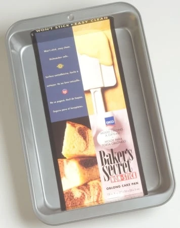 1074982 Oblong Non-stick Cake Pan 13x9-inch With Plastic Carry Lid - 6 Pk
