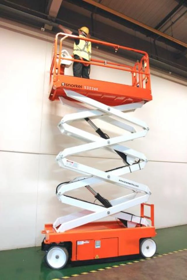 26' SNORKEL SCISSOR LIFT