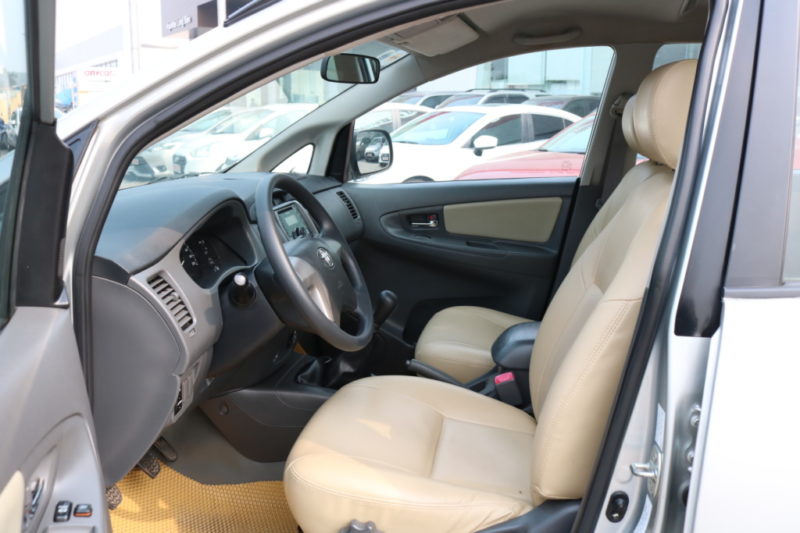 Toyota Innova E 2.0MT 2013 - 13