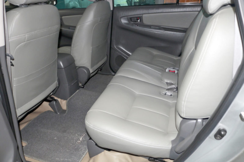 Toyota Innova E 2.0MT 2013 - 18