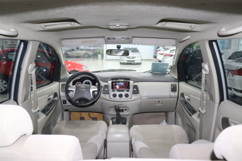 Toyota Innova E 2.0MT 2015 - 17