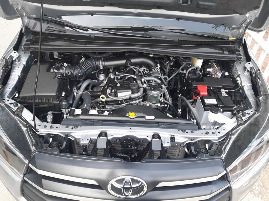 Khoang máy toyota innova