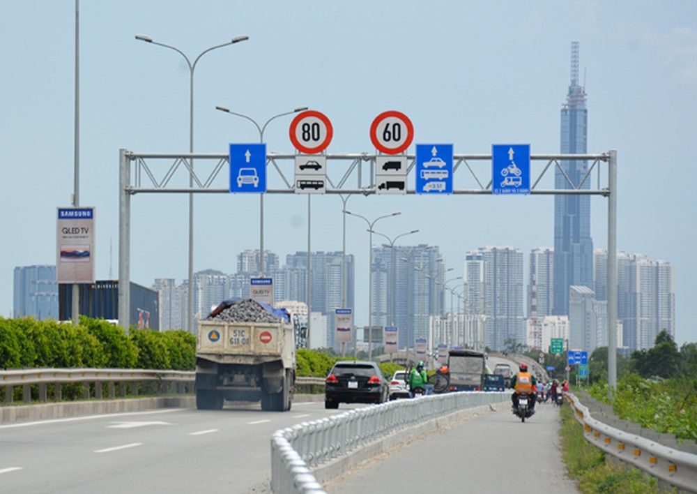 Ý nghĩa biển báo giao thông: Biển báo giao thông trên đường phố giúp đảm bảo an toàn và thông suốt cho giao thông của chúng ta. Chúng ta cần hiểu rõ những biển báo này để có thể điều khiển phương tiện một cách đúng luật và có trách nhiệm. Bạn sẽ tìm hiểu thêm về ý nghĩa của biển báo giao thông trên hình ảnh bên dưới.