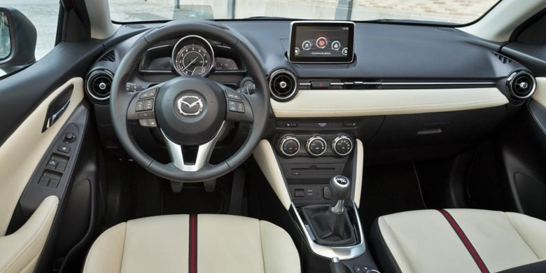 Nội thất Mazda 2 cũ 