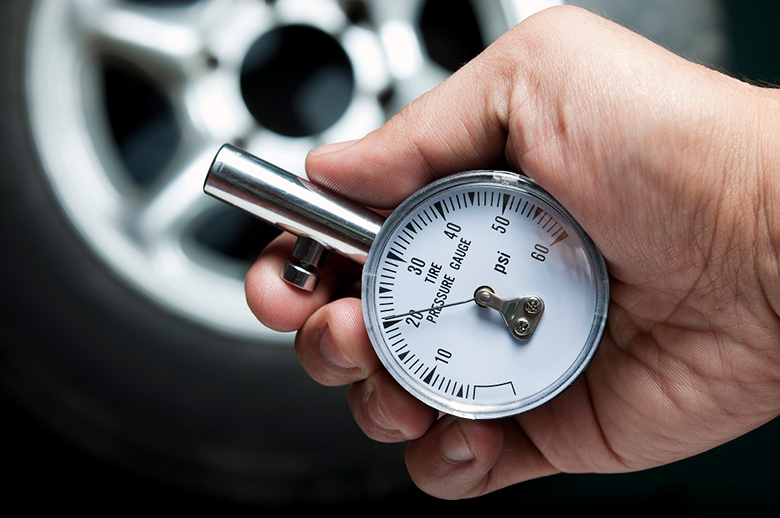 kiểm tra áp suất lốp xe ô tô 