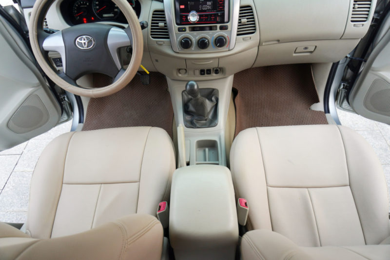 Toyota Innova 2.0MT 2015 - 11