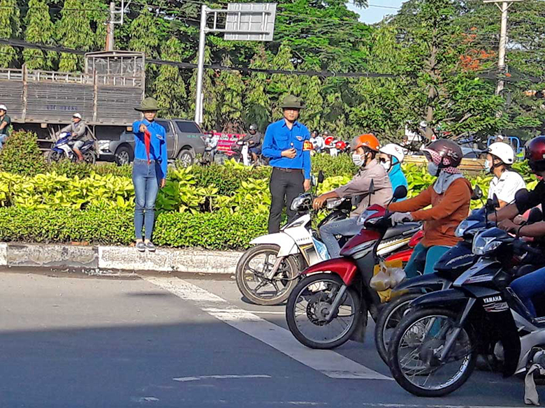 Văn hóa giao thông: Văn hóa giao thông là nền tảng để xây dựng một giao thông thật sự an toàn, tiện lợi và thân thiện. Hãy cùng xem qua những hình ảnh này và nhận ra rằng văn hóa giao thông là một phần không thể thiếu của cuộc sống hàng ngày. Hãy là những người tự tin, đoàn kết và lịch sự trên đường phố.