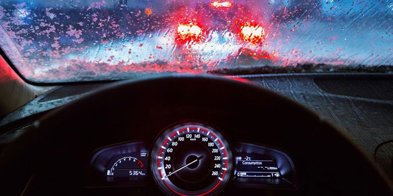 Sai lầm thường gặp khi lái xe ô tô dưới trời mưa - 4