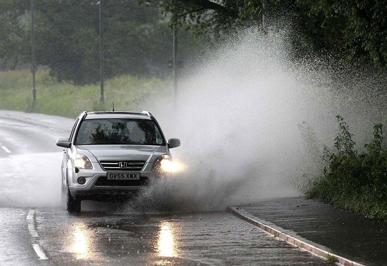 Sai lầm thường gặp khi lái xe ô tô dưới trời mưa - 5