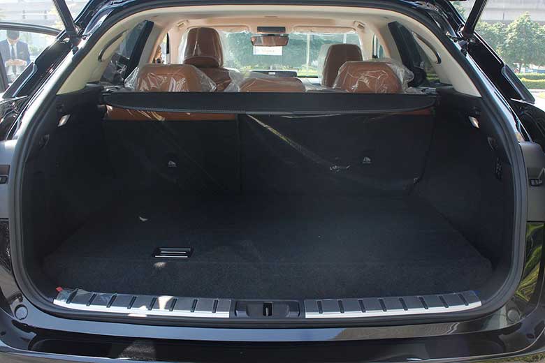 đánh giá khoang hành lý Lexus RX350 2020
