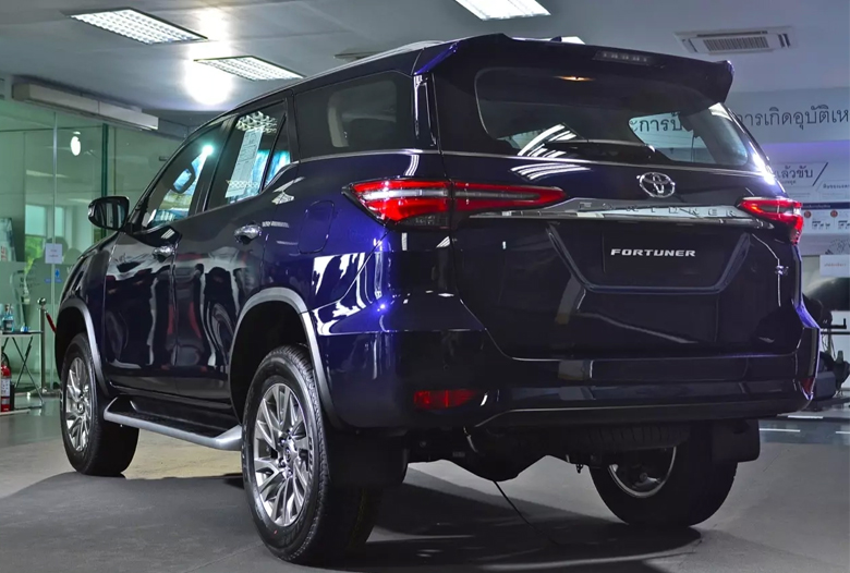 Chúng tôi giới thiệu Toyota Fortuner người anh em SUV của Hilux mới  Công  cụ tin tức