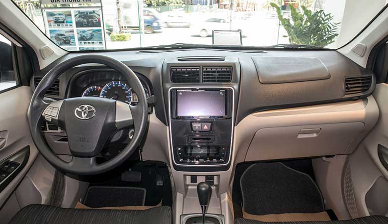 đánh giá vô lăng và đồng hồ lái xe Toyota Avanza 2020