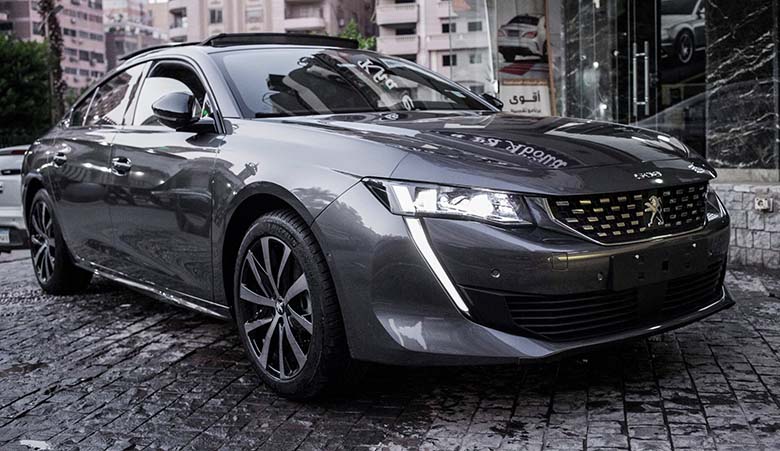 Tiện nghi trên Peugeot 508 không hề thua kém các mẫu xe cùng phân khúc