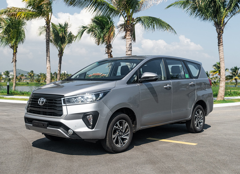 Giá xe 7 chỗ Toyota Innova 2022 giảm sâu để xả hàng chờ Avanza Premio  Veloz Cross thế chân