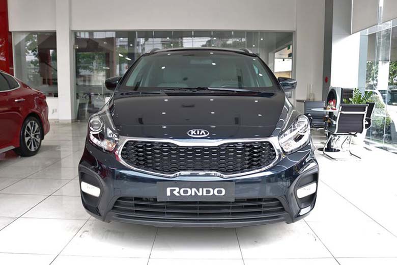 Đầu xe Kia Rondo sở hữu bộ tản nhiệt mũi hổ đặc trưng