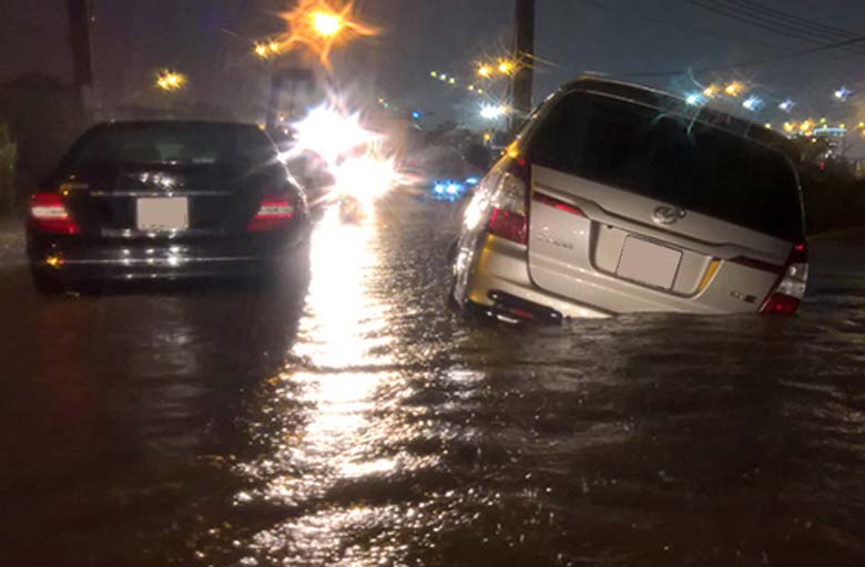 Sai lầm tai hại của tài xế trong mùa mưa bão - 1