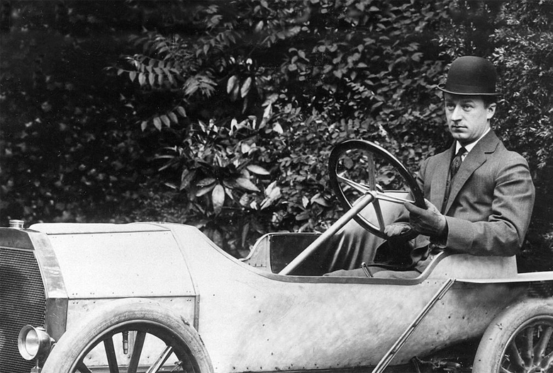 Ettore Bugatti đang lái xe do mình sản xuất