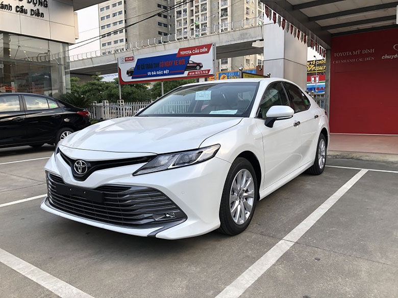 Giá lăn bánh Toyota Camry 2020 mới nhất tại VN đối thủ của Honda Accord  Mazda