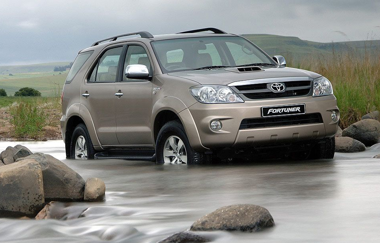 Toyota Fortuner thế hệ đầu tiên