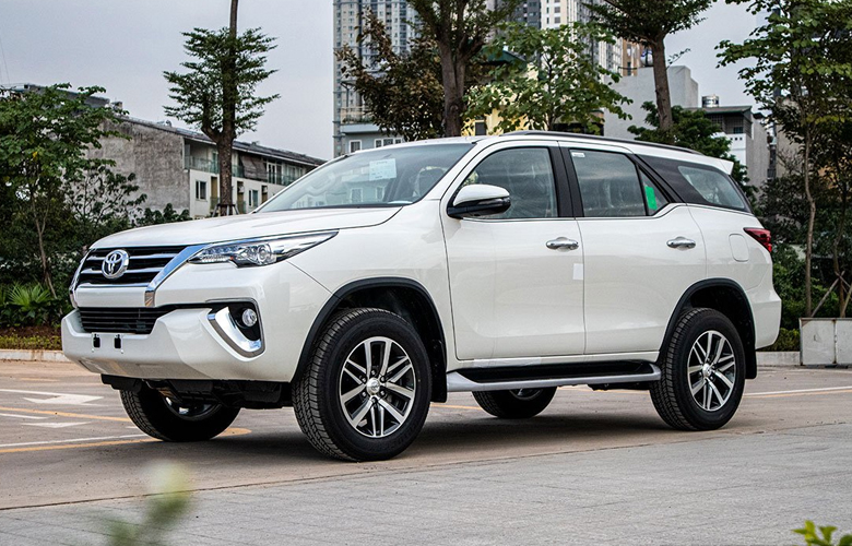 Giá bán xe Toyota Fortuner cũ nên mua Fortuner cũ máy dầu hay xăng