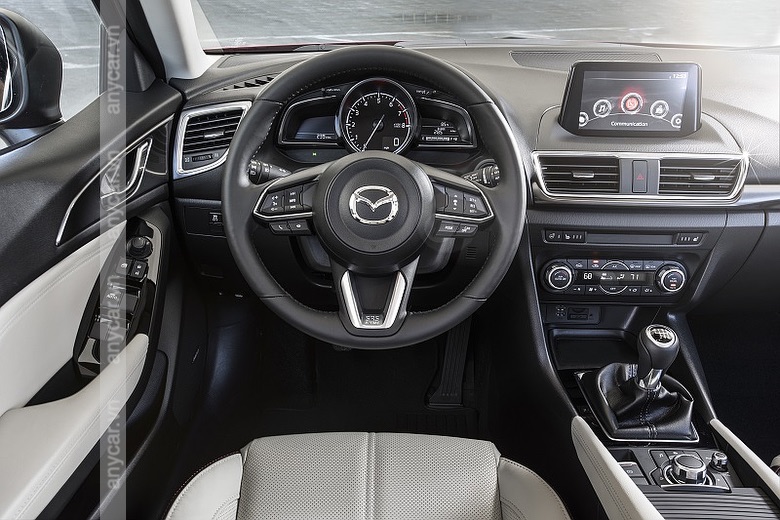 Vô lăng 3 chấu bọc da và màn hình cảm ứng trên Mazda 3 Sedan 2021