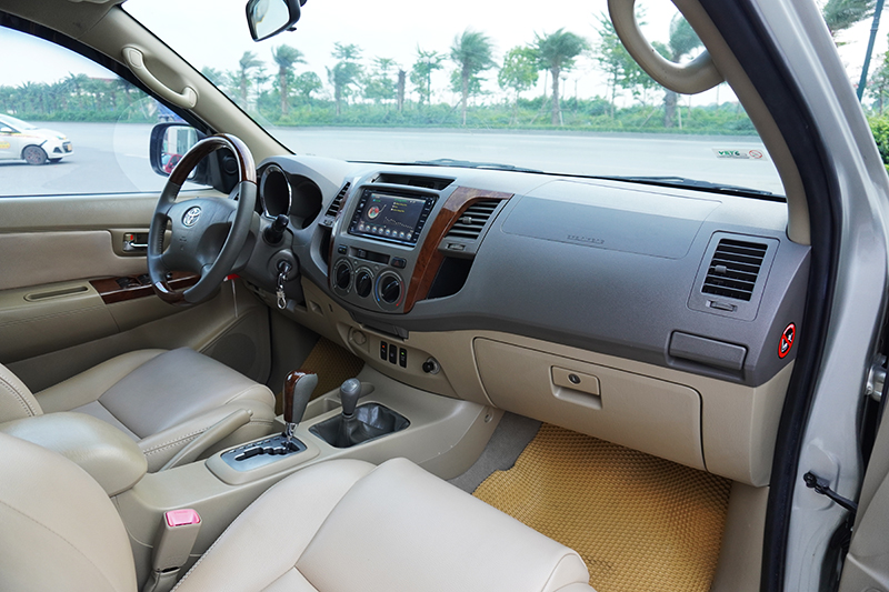 Toyota Fortuner SR 5 4*4 2.7AT 2010 - 10