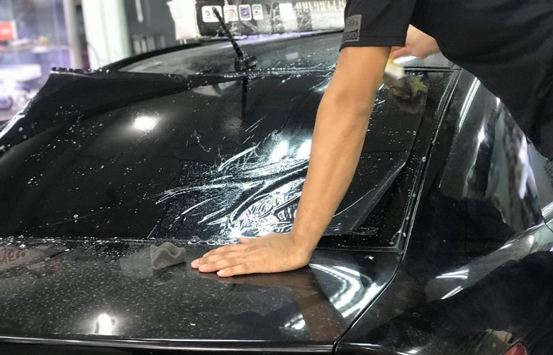 Kính sau cũng cần dán miếng cách nhiệt