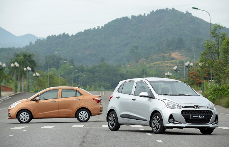 Thân xe Hyundai i10 Sedan (màu nâu) dài hơn so với bản Hatchback