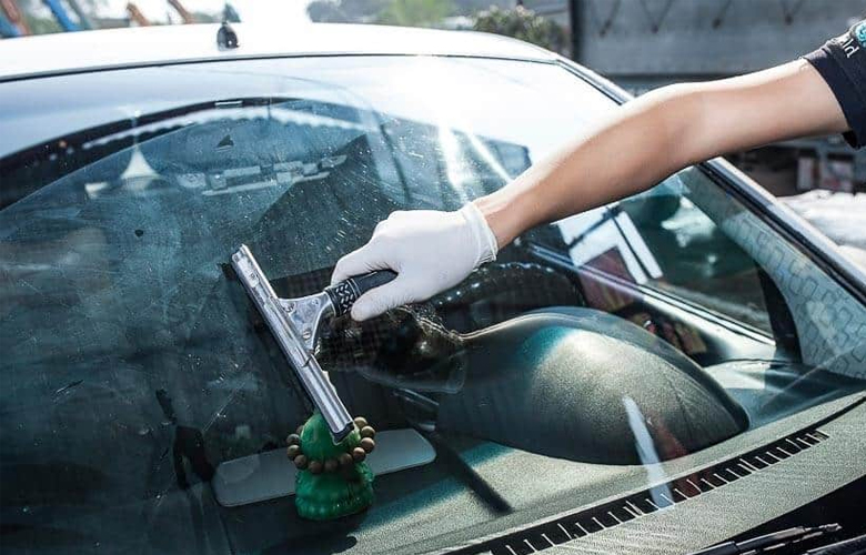 Kính chắn gió là vị trí quan trọng cần dán phim cách nhiệt