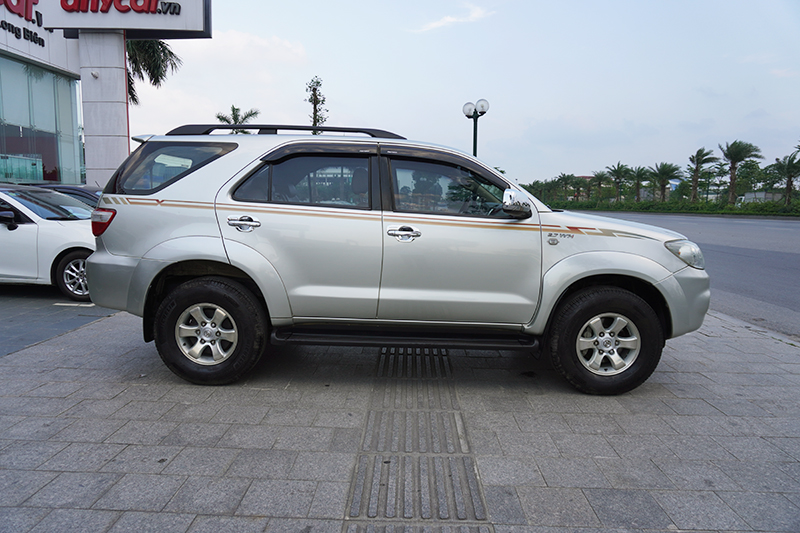 Toyota Fortuner SR 5 4*4 2.7AT 2010 - 4