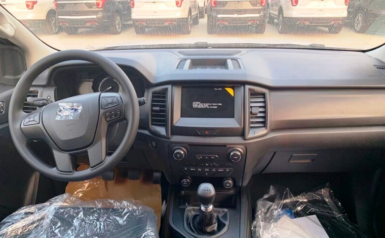 Tiện nghi trên Ford Everest Ambiente 