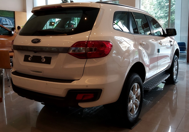 Đuôi xe Ford Everest Ambiente 