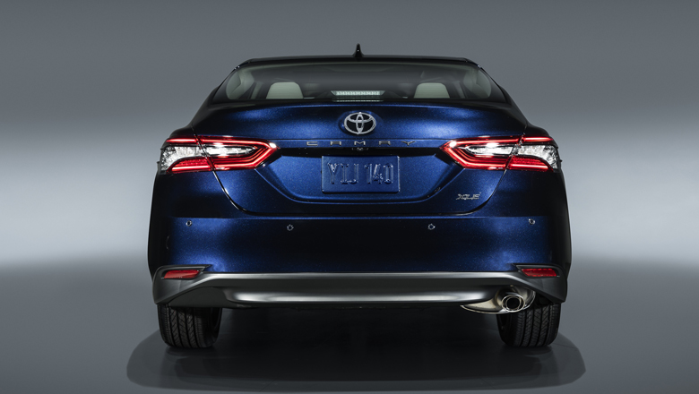 Đuôi xe Toyota Camry 2.0G