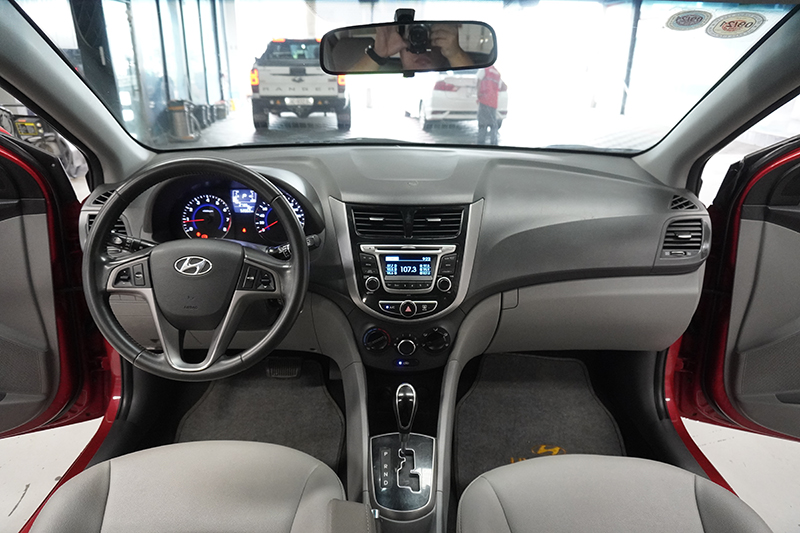 Hyundai Accent Blue Hatchback 1.4AT 2015 - 12