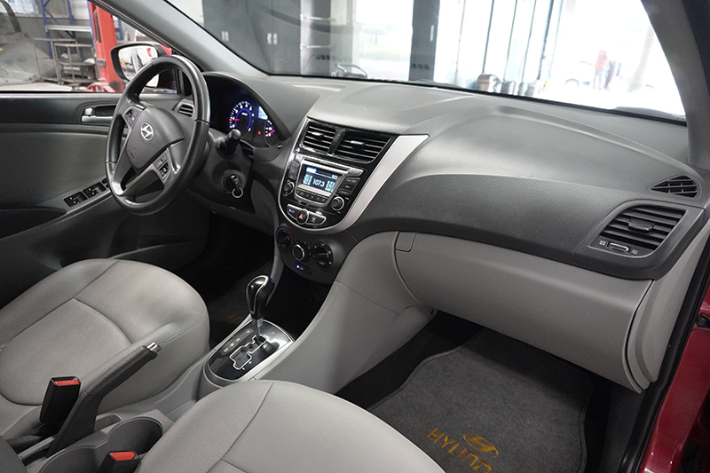 Hyundai Accent Blue Hatchback 1.4AT 2015 - 11