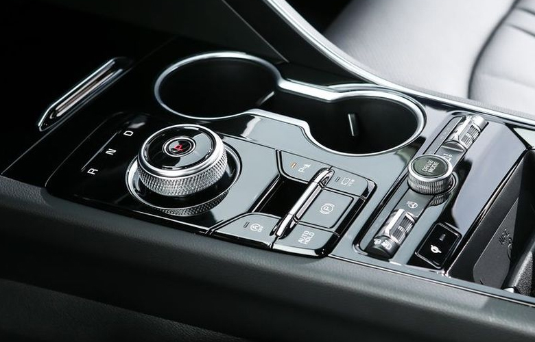 Khu vực điều khiển của Kia K5 2022 khá hiện đại